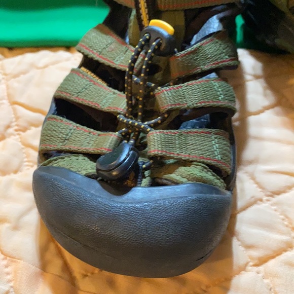 Keen youth size 4 classic sandal . Great shape - Picture 3 of 10